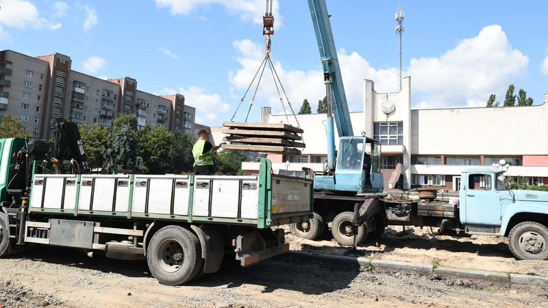 Демонтаж на стадії завершення: опублікували фото ремонтних робіт перед РАЦСом у Луцьку