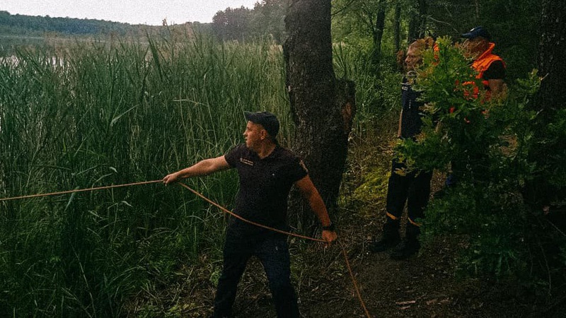 З озера на Волині водолази дістали тіло 30-річного чоловіка. ФОТО 18+
