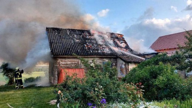Поблизу Луцька − пожежа: горіла хата-пустка