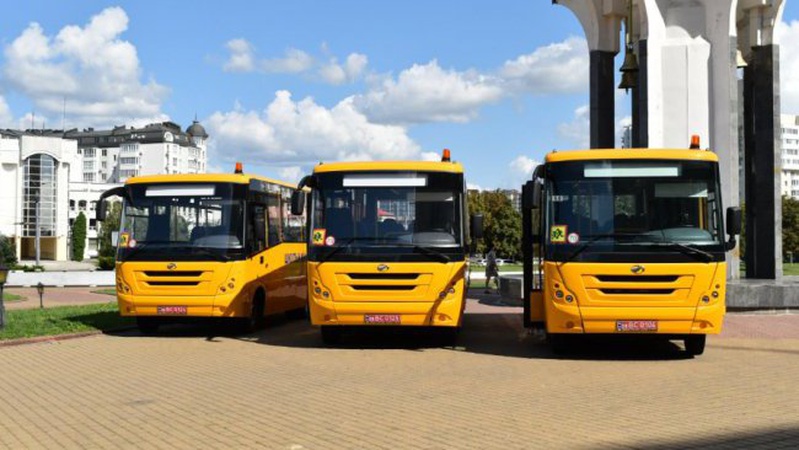 Три громади на Волині отримали шкільні автобуси. ФОТО