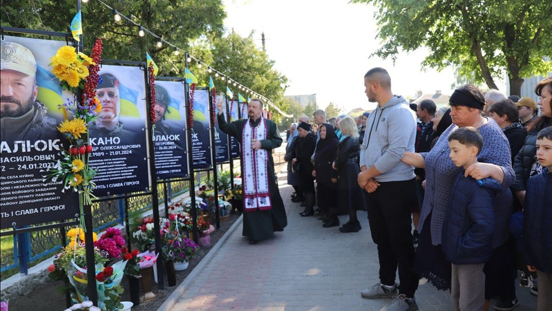 У місті на Волині Алею Слави полеглих Героїв поповнили 19 пам'ятних банерів