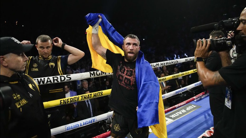 Боксер Ломаченко відправив у нокаут суперника і став чемпіоном світу в легкій вазі