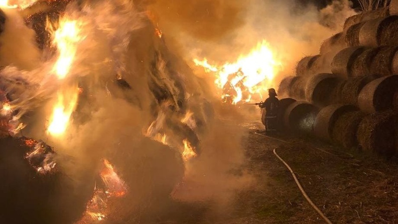 Назвали ймовірну причину пожежі на Волині, під час якої згоріло 50 тонн соломи