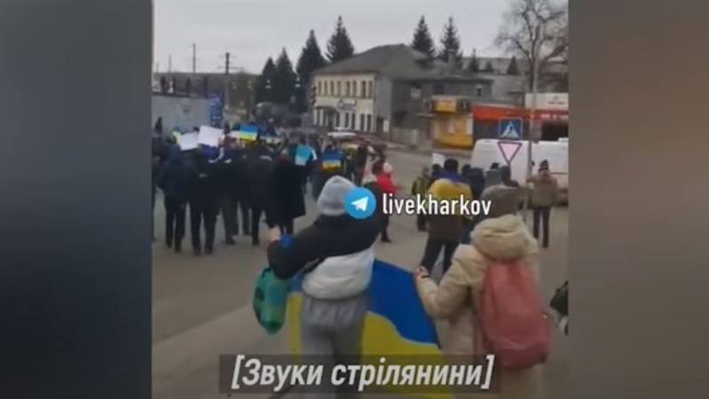 «Це наше місто!»: Мешканці Куп’янська із синьо-жовтими прапорами вийшли на мітинг проти окупантів. ВІДЕО