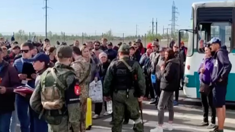 Жителі Маріуполя повертаються додому через кордон білорусі з Волинню
