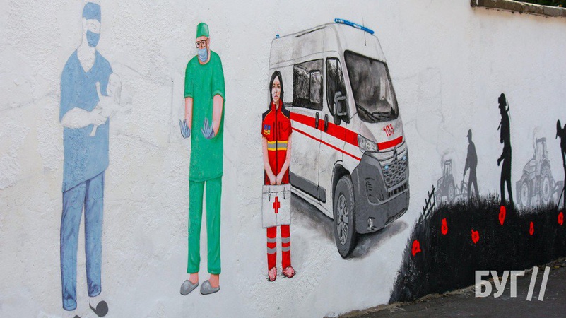 Нововолинські художники продовжують створювати стінопис біля лікарні
