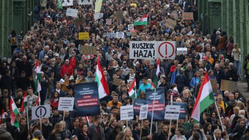 «Орбане, забирайся геть!» – у Будапешті масові протести проти друга путіна