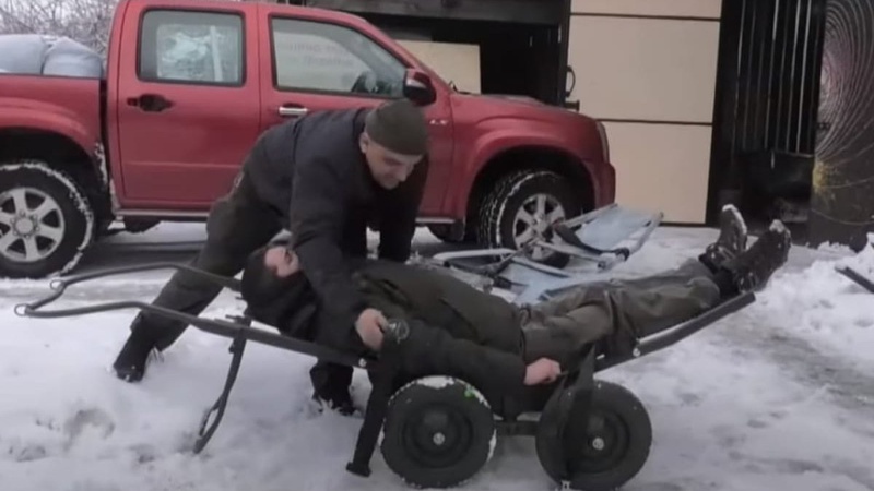 Волонтери з Луцька виробляють унікальні візки для евакуації поранених