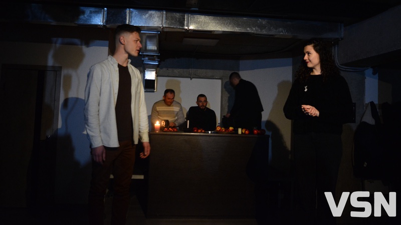 Театр «Гармидер» при свічках показав нову виставу «Сковородійство». ФОТО