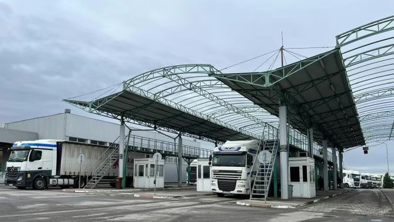 На кордоні України й Словаччини зросли черги вантажівок через блокаду