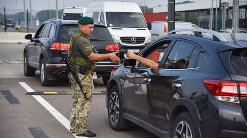 Українців попередили про можливі затримки на кордоні з ЄС