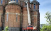 У Луцьку за допомогою вишки ДСНС шклять храм УПЦ МП