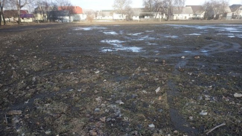У селищі на Волині дрифтери зруйнували футбольне поле. ФОТО
