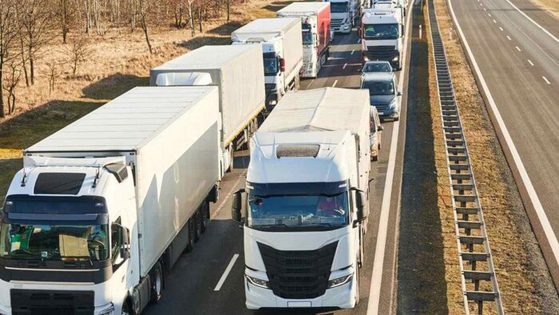 Польща закриває кордон для вантажівок із росії та білорусі