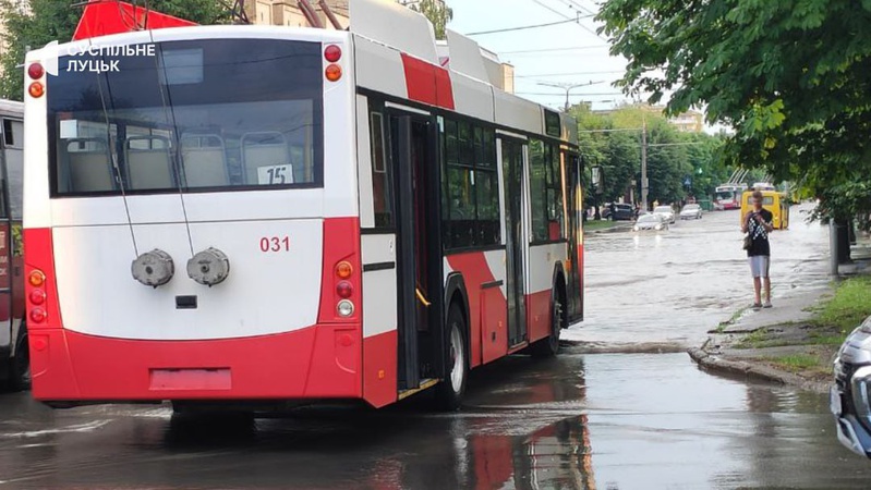 У Луцьку зупинився рух тролейбусів, через затоплену дорогу