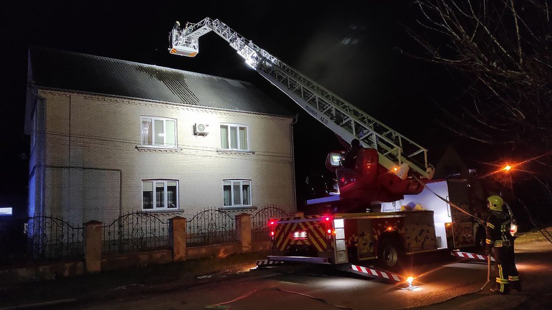 Волинські рятувальники ліквідували пожежу в димарі двоповерхового будинку