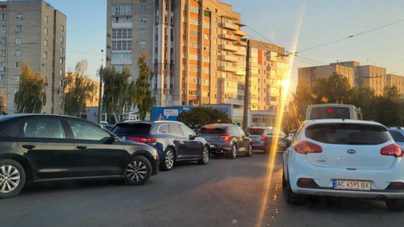 Біля Північного ринку в Луцьку через автопригоду ускладнений рух