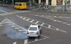 Дрифт на дорогах: у Луцьку водій вирішив поманеврувати на перехресті