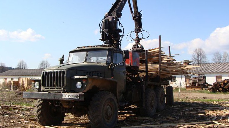 На Волині перекинувся лісовоз з деревиною