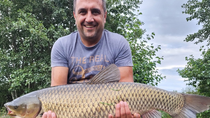 Волинянин впіймав 13-кілограмового білого амура і відпустив назад у воду