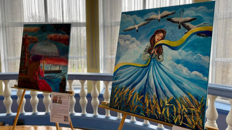 У місті на Волині відкрили виставку картин дружин загиблих Героїв. ФОТО