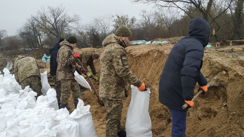 На Волині учасники добровольчого формування будують оборонні споруди. ВІДЕО