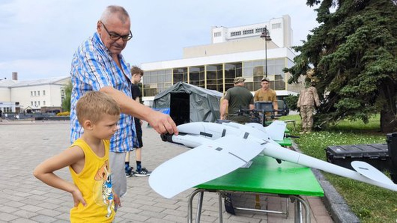 У Луцьку представили виставку БпЛА і стрілецької зброї