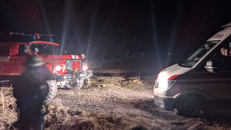 Вночі волинські рятувальники витягли два автомобілі швидкої допомоги