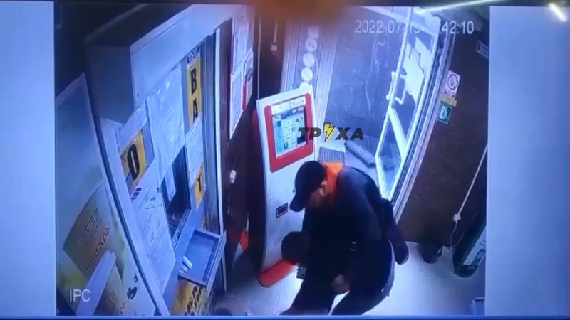 З’явилося відео моменту вбивства неадекватним поліцейським на Рівненщині біля обмінника