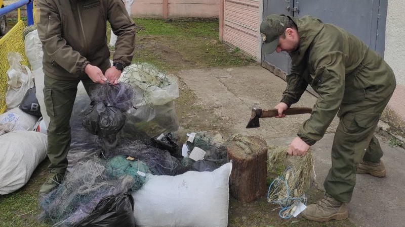 На Волині працівники рибоохоронного патруля знищили вилучені знаряддя лову