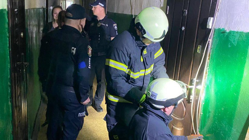 «Зачинився та не відповідає на дзвінки»: у Луцьку рятувальники допомогли мамі потрапити в квартиру