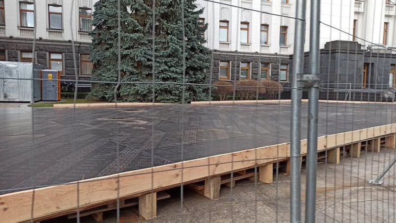 Біля Офісу Президента в Києві почали монтувати ковзанку. ФОТО