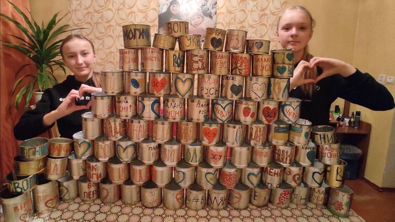 Діти з Камінь-Каширщини виготовляють окопні свічки