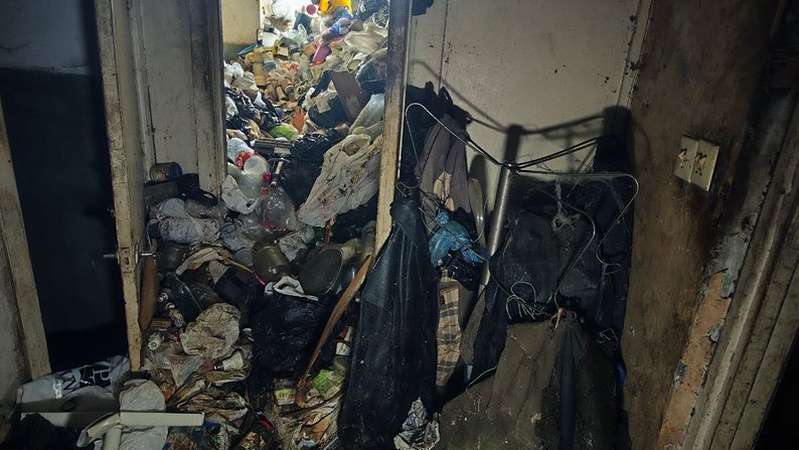 Двері випали під тиском сміття: з квартири лучанина працівники мунварти вивозять непотріб