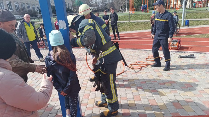 Юна волинянка застрягла у стійці баскетбольного кільця, її визволяли рятувальники