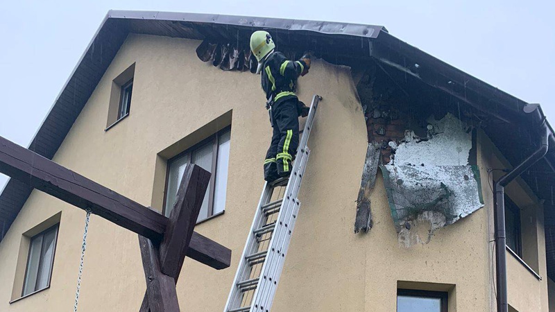 У Луцьку через влучання блискавки сталася пожежа