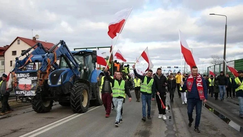 Польські фермери почали блокувати рух автобусів на кордоні з Україною