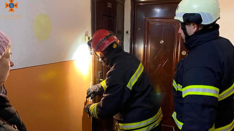 У Луцьку рятувальники дістали з квартири 87-річну жінку, яка потребувала медичної допомоги