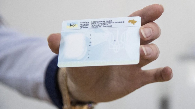 В Україні тимчасово призупинять видання посвідчень та реєстрацію автівок
