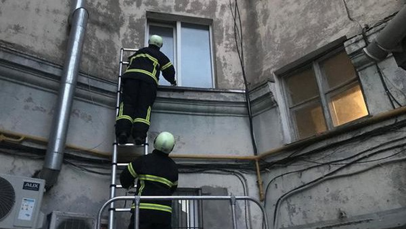 Люди потребували негайної допомоги: у Луцьку рятувальники допомогли медикам потрапити до зачинених помешкань
