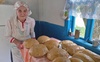 82-річна бабуся з Волині пече хліб на черені для військових. ВІДЕО