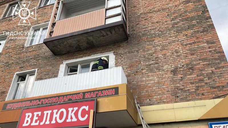У Нововолинську рятувальники визволили чоловіка із зачиненої квартири
