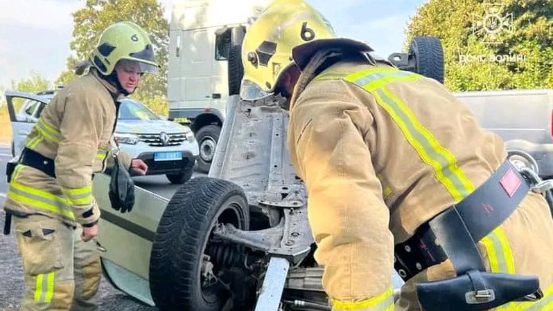 Волинські рятувальники ліквідували  наслідки ДТП. ФОТО