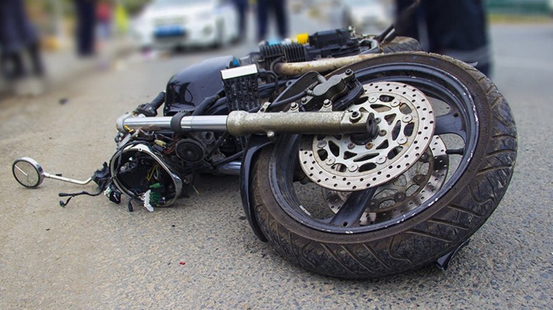 ДТП на Волині: один мотоцикліст в’їхав у паркан, інший – в стовп