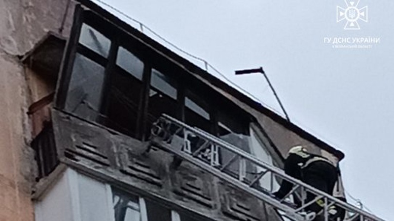 У луцькій багатоповерхівці шквальний вітер зірвав балконну раму