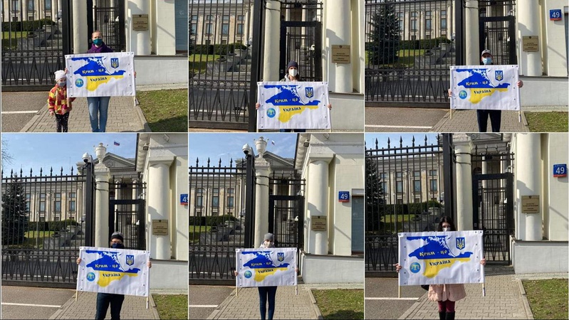 Під посольством Росії у Варшаві вимагали звільнення українського журналіста, затриманого в Криму
