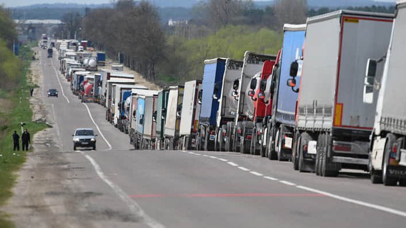 У Польщі обмежили пропуск українських вантажівок через кордон