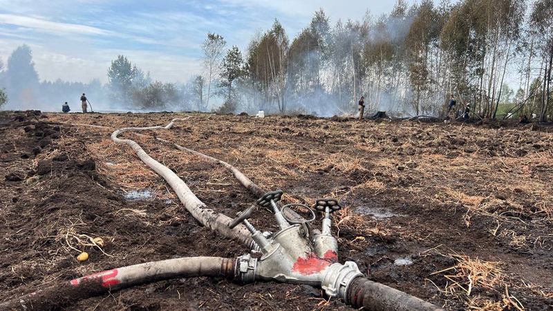 На Волині горить два гектари торфу: рятувальники працюють на місці пожежі