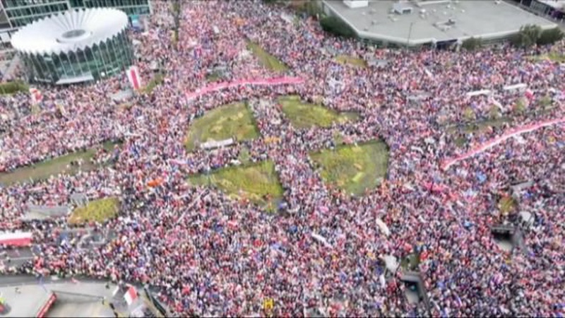 Тисячі поляків вийшли на антиурядовий марш за два тижні до виборів