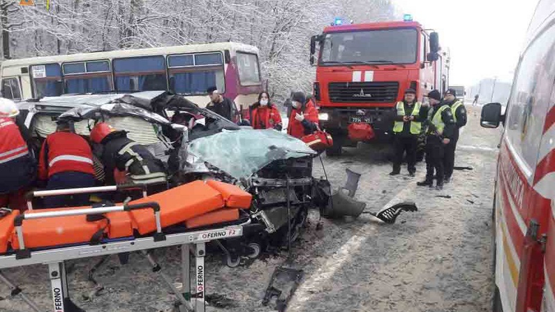 На трасі Львів – Луцьк зіткнулися рейсовий автобус та легковик: на місці працювало 10 рятувальників